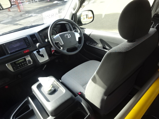 トヨタ H29 ハイエースコミューター 4WD GL 14人乗り 画像27